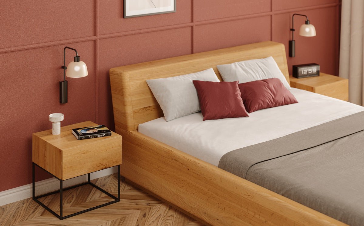 Lit en bois massif Calveno en chêne avec rangement et tête de lit inclinée