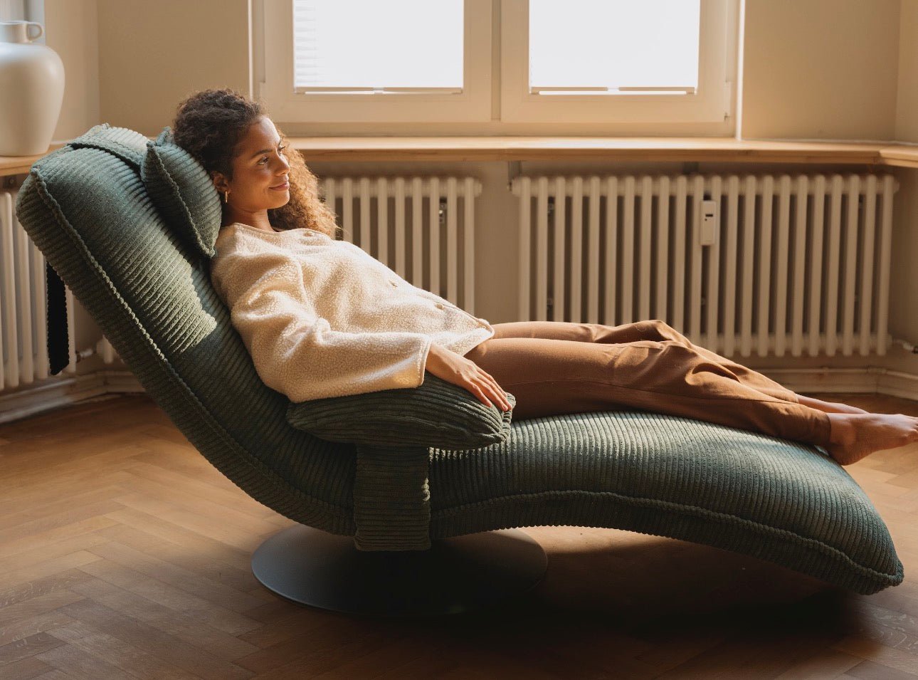 Chaise longue relaxante design en velours côtelé avec fonction pivotante et table d'appoint