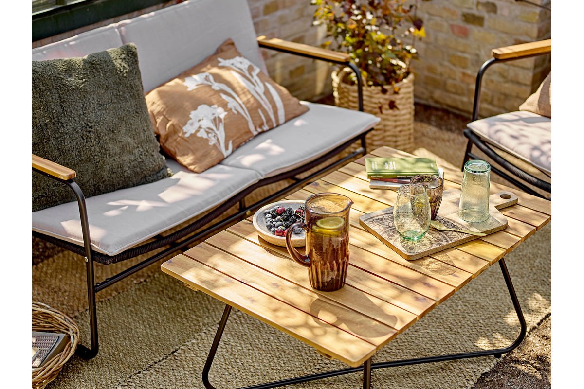 Garten-Couchtisch Beri – Akazienholz mit Metallgestell