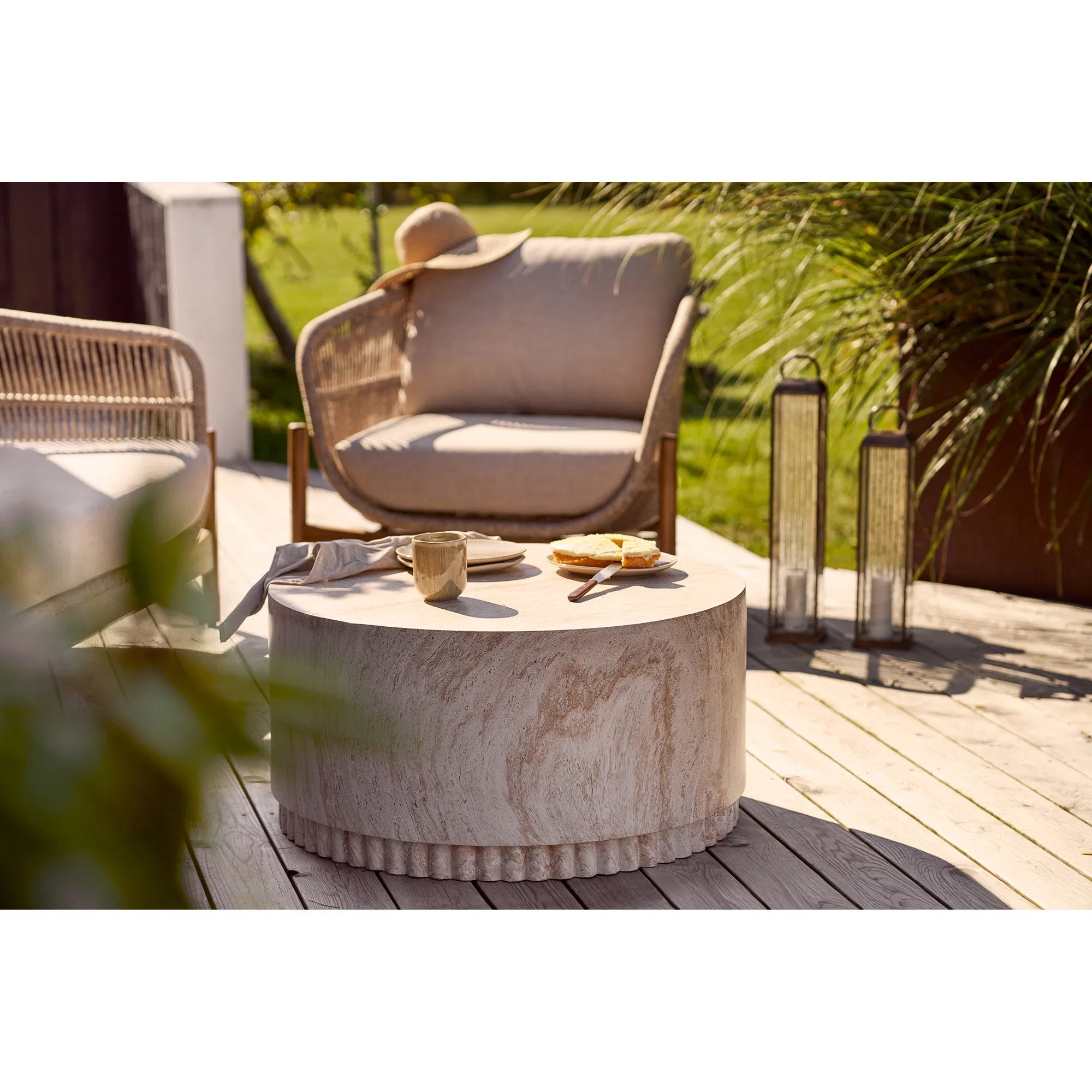 Garten Couchtisch Caluna – mit geriffelter Basis aus Faserlehm in Naturton