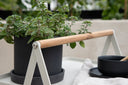 Gartentisch Moyo - ein Beistelltisch mit quadratischer Tischplatte und einem Griff aus Teakholz