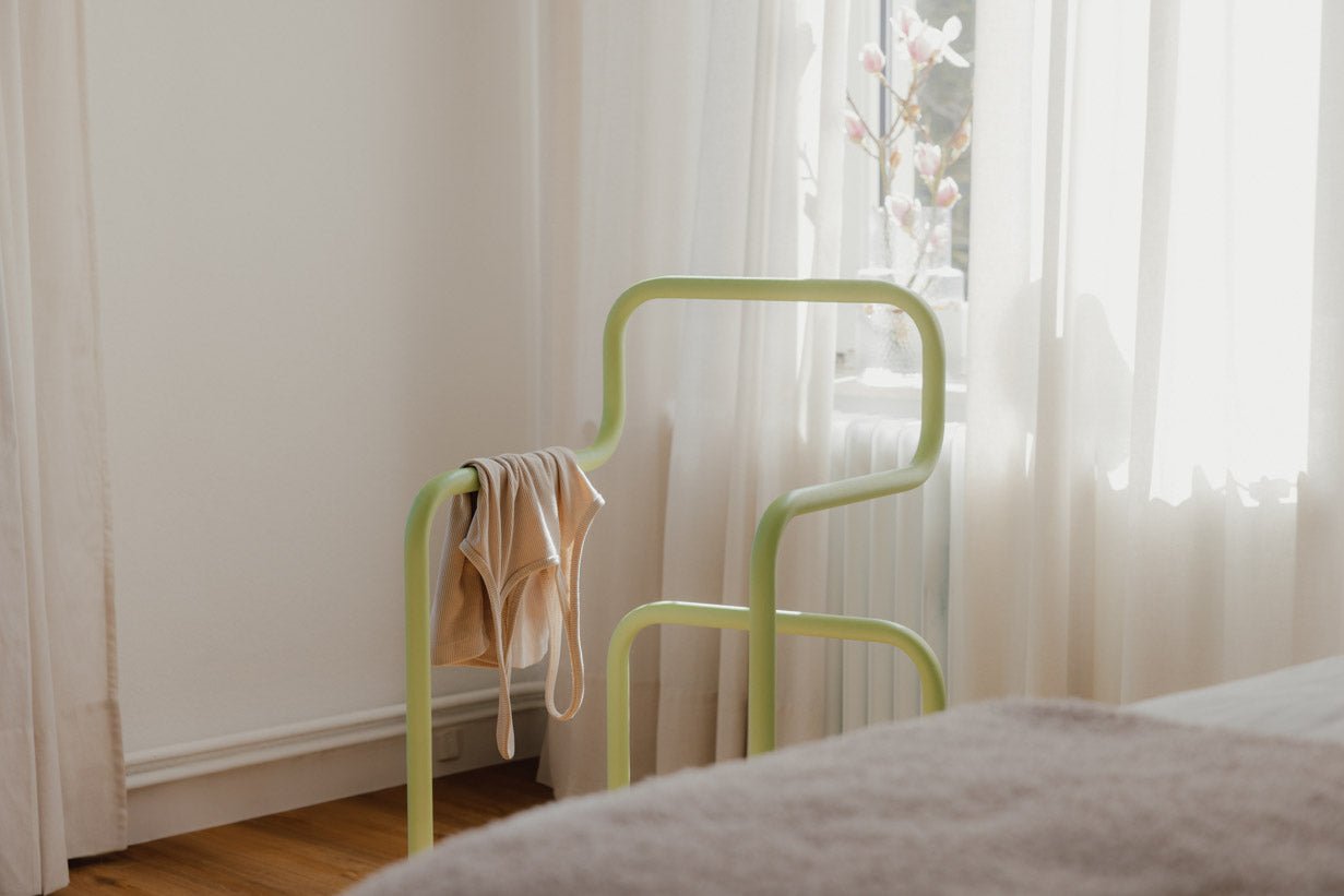 Porte-manteau James – valet minimaliste pour homme au design de chaise