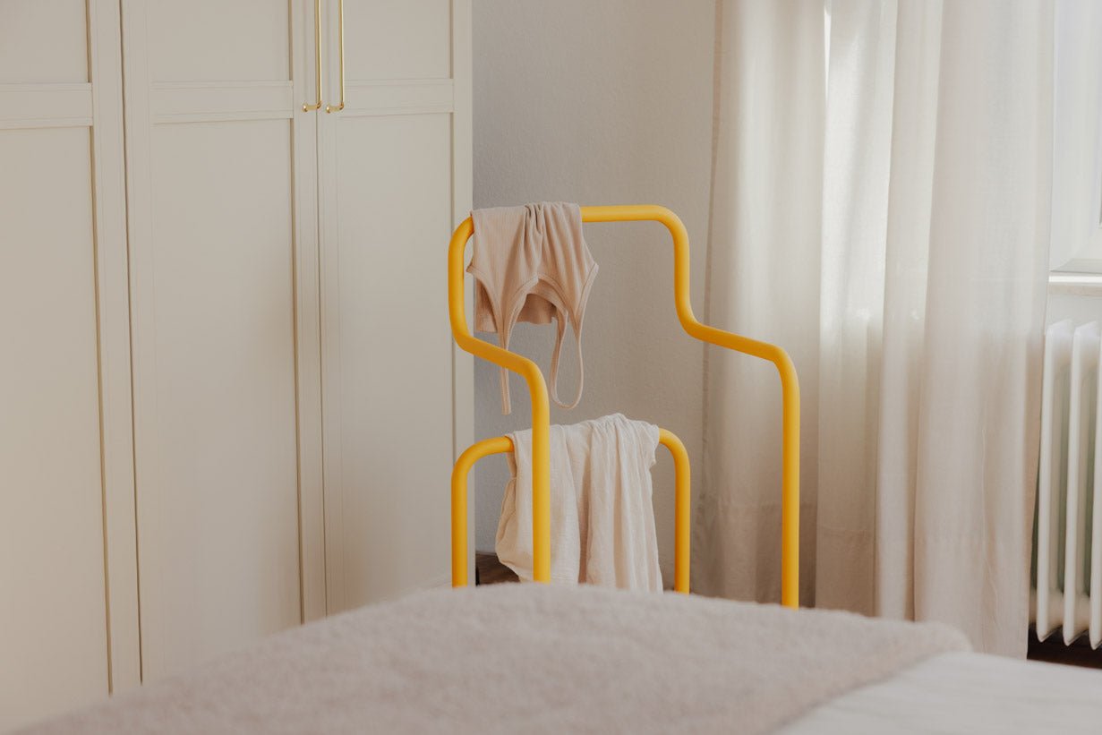 Porte-manteau James – valet minimaliste pour homme au design de chaise