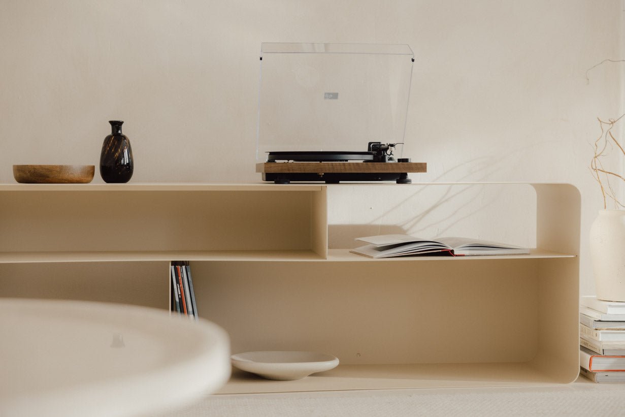 Lowboard Tavir – Pulverbeschichteter Stahl in Retro-Optik