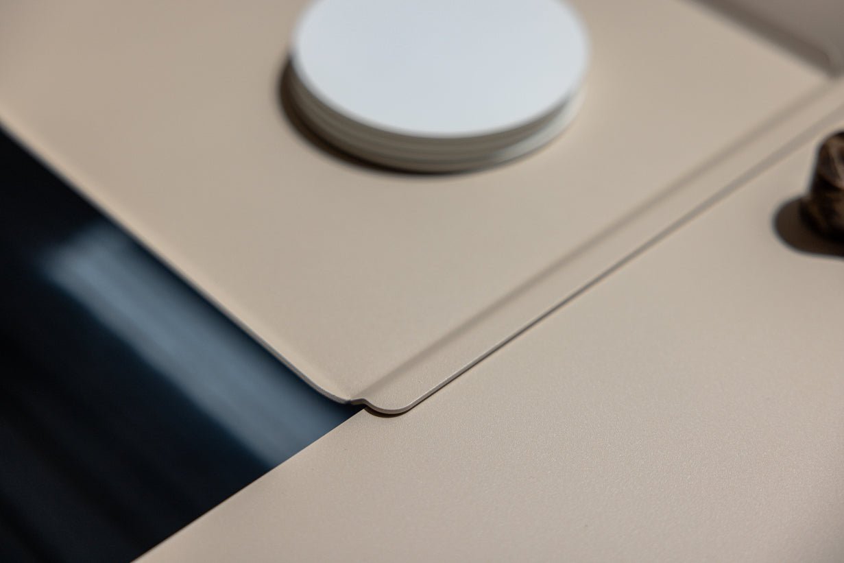 Table basse Cut – Design minimaliste en acier avec ouverture créative