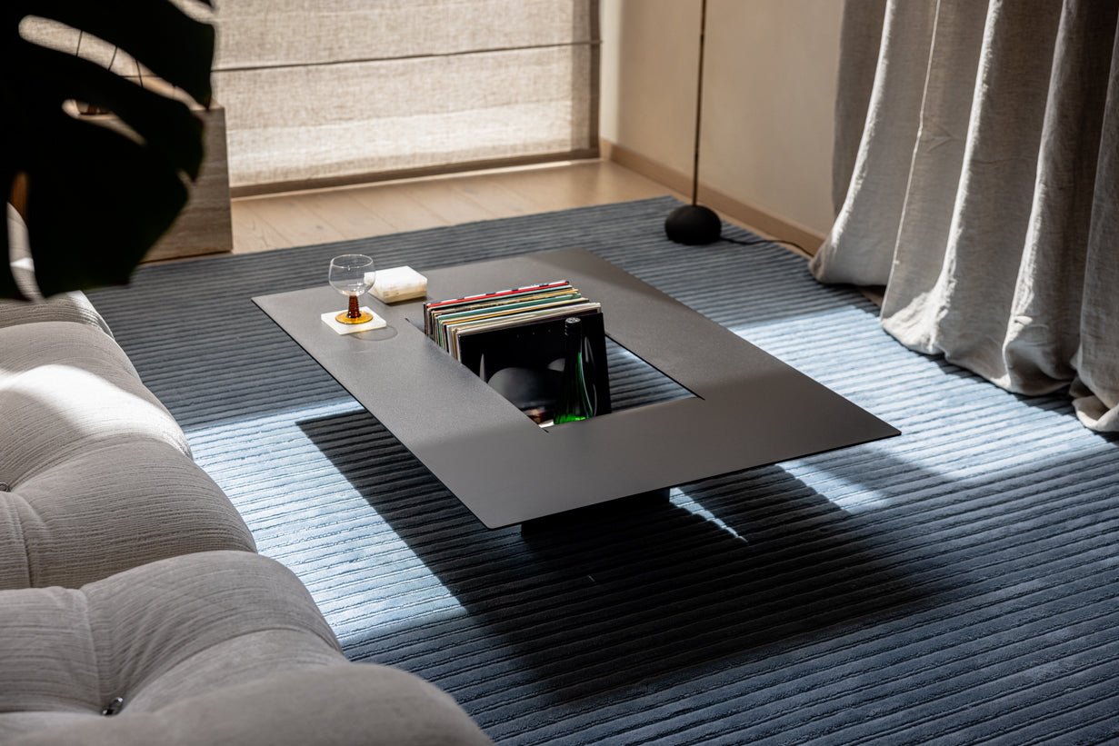 Table basse Cut – Design minimaliste en acier avec ouverture créative