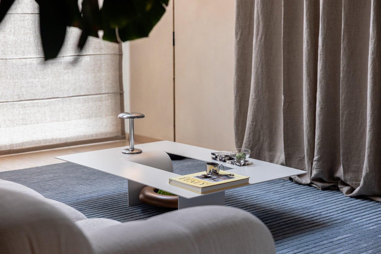 Table basse Cut – Design minimaliste en acier avec ouverture créative