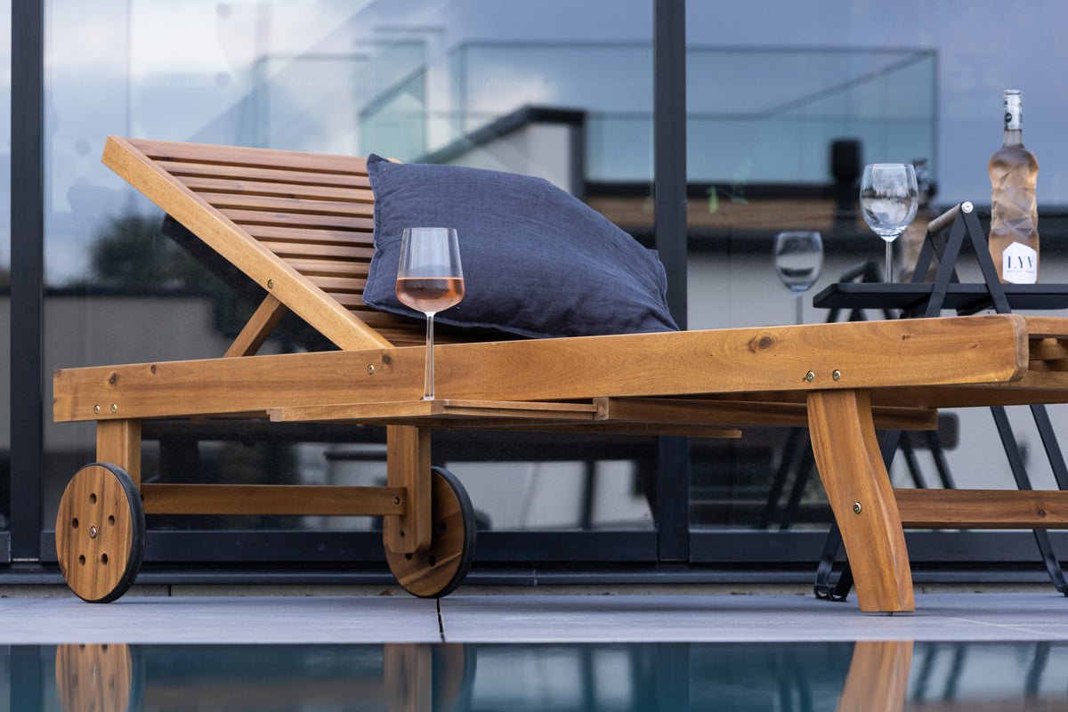 Sonnenliege Olyra - aus Akazienholz mit Rollen