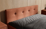 Designer Polsterbett Alva in Strukturstoff (Raven 44) in Terrakotta – Stoff-Nahaufnahme