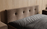 Designer Polsterbett Alva in Strukturstoff (Raven 45) in Braun – Stoff-Nahaufnahme