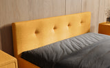 Designer Polsterbett Alva in Strukturstoff (Raven 66) in Safran – Stoff-Nahaufnahme
