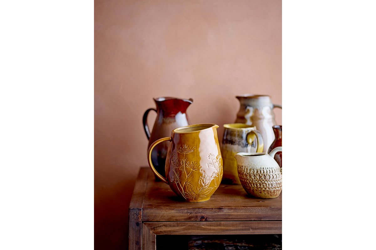 Cruche Fiora – grès avec motif floral en relief dans une teinte chaude
