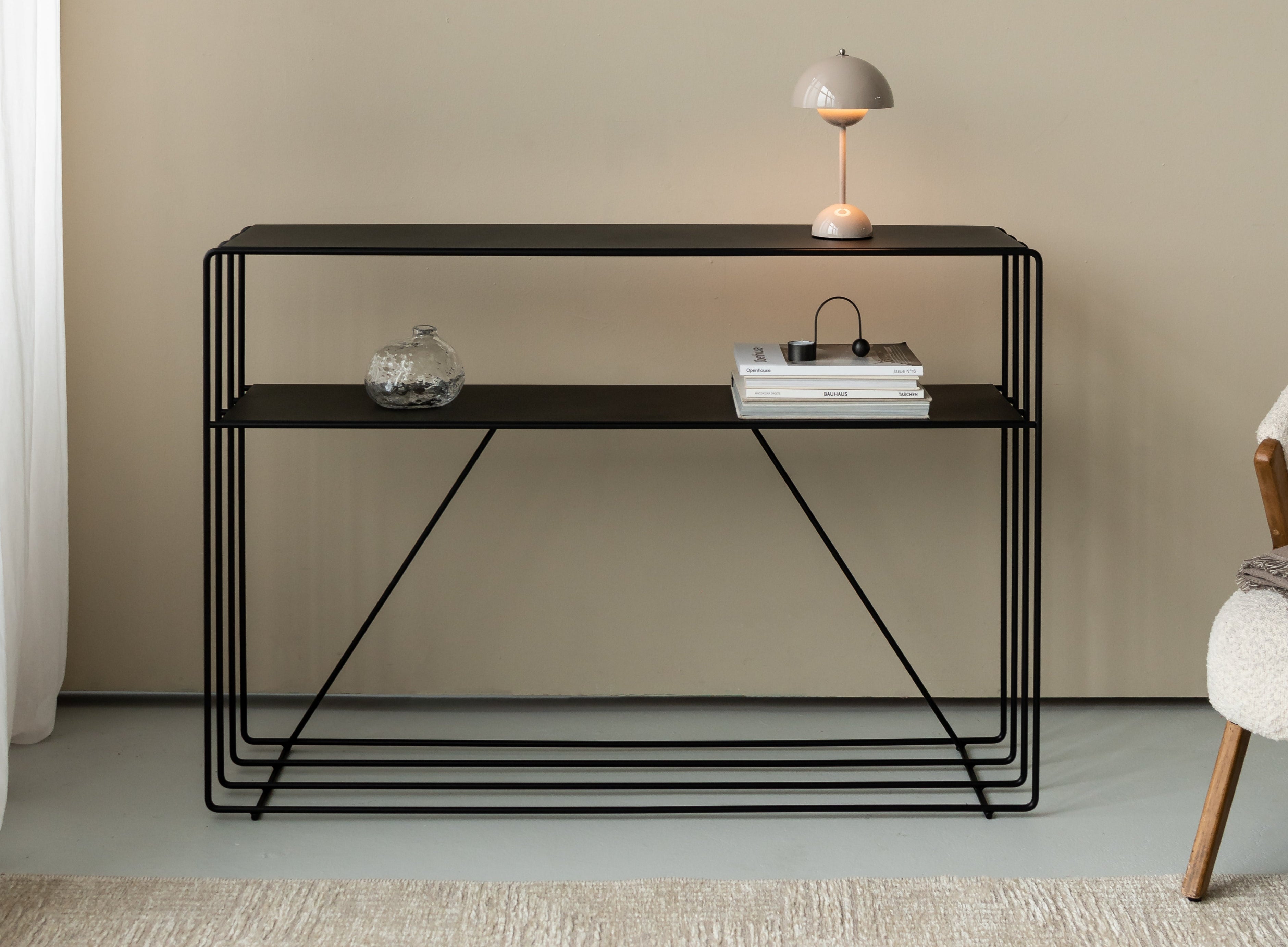 Commode Ria – design métallique avec deux étagères