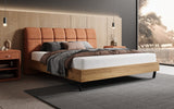 Boxspringbett Levio Strukturstoff in Terrakotta (Raven 44) – Milieu seitlich