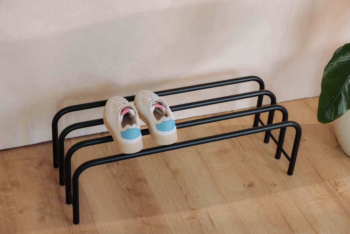 Shoe rack Camo – stainless steel design in Black, Cashew or White