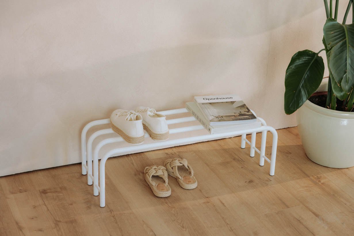 Shoe rack Camo – stainless steel design in Black, Cashew or White