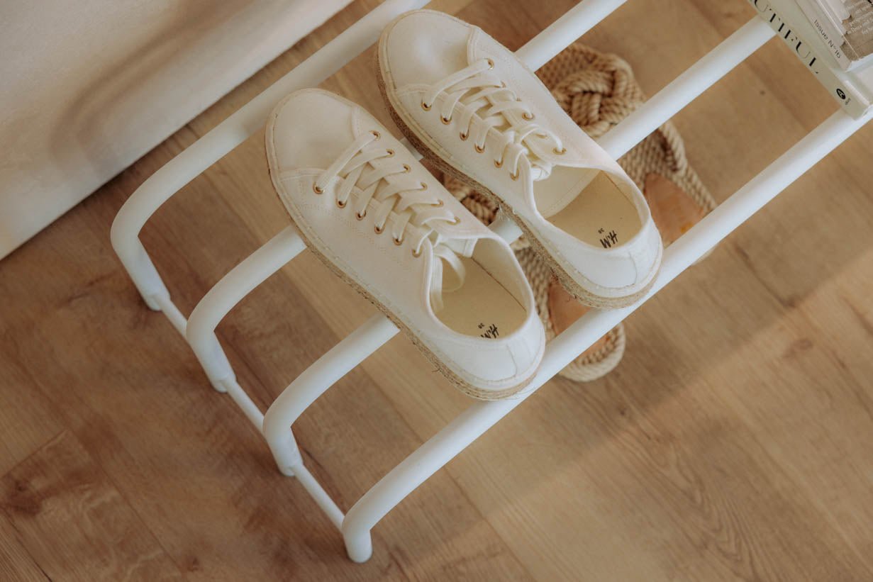 Shoe rack Camo – stainless steel design in Black, Cashew or White